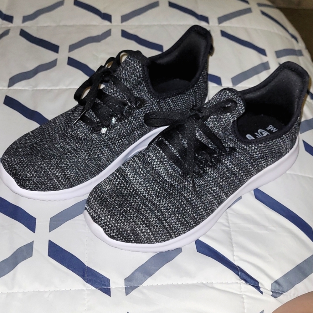 Woman's athletic shoes